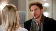 Arthur (Vivian Frey, r.) kann nicht glauben, dass Amelie (Lara-Isabelle Rentinck, l.) die Hochzeit in Frage stellt. Sie lässt sich auch nicht so schnell wieder einfangen.