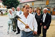 Tilo (Jan Sosniok) möchte endlich mit seiner zukünftigen Frau sprechen und greift zu einer Axt, um das Scheunentor zu öffnen.