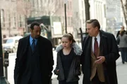 Detective Green (Jesse L. Martin, li.) und Det. Briscoe (Jerry Orbach) befragen Lena Parkova (Alexis Dziena) zum Tod ihrer Schwester. Ist Nadia wirklich an den Folgen einer tödlichen Medikamentenmischung gestorben?