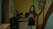 Zoe (Helena Yousefi) nutzt das Dinner bei den Nachbarn, um ein Fundraising-Video aufzunehmen.