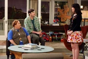 Mit dem Auftauchen von Rose (Melanie Lynskey, r.) bestätigt sich der Verdacht für Walden (Ashton Kutcher, M.) und Berta (Conchata Ferrell, l.), dass Charlie noch am Leben ist ...