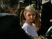 Richter Taft will mit einigen Fragen feststellen, ob Katie (Sloane Momsen) als Zeugin zugelassen werden kann...