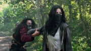 Im gesetzlosen Umland sind Quiet (Stephanie Beatriz, r.) und Loud (Richard Cabral, l.) auf der Flucht – jeder Fehler könnte ihr letzter sein.