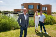V.l.: Kevin McCloud, Amy, Paul Die Verwendung des sendungsbezogenen Materials ist nur mit dem Hinweis und Verlinkung auf TVNOW gestattet.