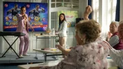 Bingo Jürgen (Tom Beck, l.) bringt mit seiner Show Stimmung in die Seniorenresidenz Eicheneck.