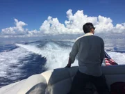 Rob Nelson blickt auf die Skyline von Miami, während er mit einem Boot zur Insel Bimini fährt, der den Vereinigten Staaten am nächsten gelegenen Insel der Bahamas.