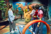 Volker überrascht die TanzAlarm Kids beim Minigolf spielen mit einer spektakulären "Hoppelhase Hans" Performance.