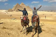 Torsten "Turtle" Schulz und Timm Kruse beim Kamelritt vor den Pyramiden.