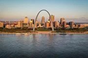 St. Louis Arch während "Vom Missouri zum Mississippi Delta"