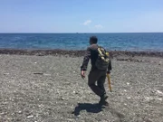 Rob Nelson versucht mit dem Schonstedt, einen Schatz am Strand von Port Royal zu finden.