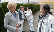 Kriminalhauptkommissarin Martina Seiffert (Astrid M. Fünderich, l.) nimmt den restlichen Malertrupp genau unter die Lupe. Sie findet sowohl bei der Chefin Katrin Binder (Bärbel Schwarz, r.) als auch bei der Auszubildenden Moana Covaci (Meggie Alisa Aubele, 2.v.r.) und dem Hilfsanstreicher Marcel Wagner (Jakob Schmidt) erdrückende Motive.