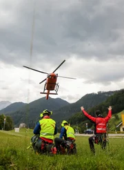 Einsatz der Bergwacht Ramsau: Einweisung des Hubschraubers.