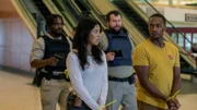 John (Anthony Mackie, r.) und Quiet (Stephanie Beatriz, 2.v.l.) geraten in die Fänge von Stu (Mike Mitchell, 2.v.r.) und Mike (Tahj Vaughans, l.) – doch sind diese skrupellos genug, um Agent Stones Befehle auszuführen?