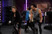 Kat (Mayim Bialik, l.); Max (Cheyenne Jackson, r.)