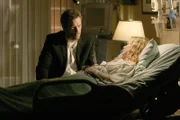 Nachdem Kara Mason (Hillary Tuck, r.) in der Badewanne einen Krampfanfall erlitten hat, bei dem sie nahezu ihren Säugling ertränkt hat, kümmert sich Dr. Gregory House (Hugh Laurie, l.) um sie.
