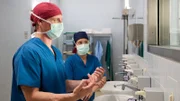 Auch wenn Dr. Neiss (Patrick Kalupa) Dr. Birol (Idil Üner) nur assistieren und nicht selbst operieren wird, ist Neiss vor der ersten OP seit seinem schweren Unfall sehr angespannt - gerade jetzt darf nichts schiefgehen.