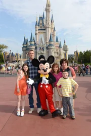 NELLA FOTO, DA SINISTRA: EDEN SHER (SUE HECK), NEIL FLYNN (MIKE HECK), MICKEY MOUSE, PATRICIA HEATON (FRANKIE HECK), CHARLIE MCDERMOTT (AXL HECK), ATTICUS SHAFFER (BRICK HECK)