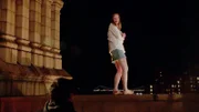 Nachdem die jungfräuliche Lindsay (Colby Minifie) auf einer Verbindungsfeier vergewaltigt wurde, will sie sich vom Dach stürzen.