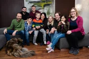 Familie Schwarz mit Checker Tobi (3. von rechts) und Psychologin Verena (rechts).