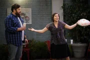 Steve (Adam Bartley, l.); Kat (Mayim Bialik, r.)