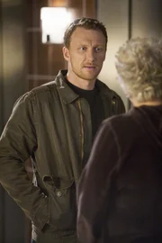 Carolyn (Tyne Daly, r.), die lange Zeit als Krankenschwester beim Militär tätig war, versucht mit Owen (Kevin McKidd, l.) über dessen Erfahrungen im Irak zu sprechen, doch er kommt mit diesem Thema nicht klar und spielt seine Probleme, das Erlebte zu bewältigen, herunter ...