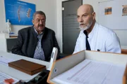 Dr. Gerhard Paulsen (Simon Licht, r.) wird von Hofer (Joseph Hannesschläger, l.) zum Streit mit seinem ehemaligen Kollegen befragt, der ermordet wurde.