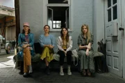 Conny Godelmann (Ricarda Seifried, rechts), Merisha Sliskovic (Celine Rongen, 2.v.r.) und Vanessa Löble (Karolina Horster) mit ihrer Schwägerin Sara (Katja Bürkle) warten auf die Rückkehr der Bestatter vom Unfallort. Aber eine von ihnen kann noch Hoffnung haben …