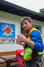 Lukas Wurm, Bergretter der Bergwacht Ramsau, bei einem Einsatz.