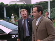 Ein Milliardär wurde von dem Polizisten Archie Modine in Notwehr erschossen. An sich liegt der Fall klar, doch Captain Stottlemeyer (Ted Levine, li.) möchte angesichts der Prominenz des Opfers keinen Fehler machen und bittet Monk (Tony Shalhoub) um Hilfe.