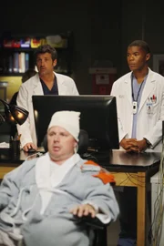 Das MRT von Dereks (Patrick Dempsey, l. hinten) Patienten Mickey (Jay Cramer, vorne) zeigt einen schwierigen Hirntumor. Shane (Gaius Charles, r. hinten) ist der Meinung, dass ein spezieller Kleber für die Operation am günstigsten wäre, doch mit dieser Meinung steht er alleine da ...