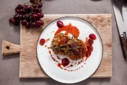 Einmal vegetarisch, mit würzigem Schafskäse auf einem fruchtigen Ragout aus Weintrauben.