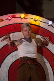Paul (Mat Fraser) macht in der Stadt eine Entdeckung, die ihn daran zweifeln lässt, dass Bette und Dot tatsächlich aus freien Stücken gegangen sind ...