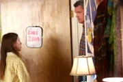 Sue (Eden Sher, l.); Mike (Neil Flynn, r.)