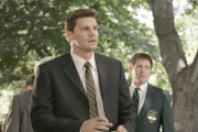 Ein Junge hängt tot im Baum vor einer renommierten Privatschule. Alles sieht nach Selbstmord aus. Doch Agent Booth' (David Boreanaz) Gefühl sagt ihm, dass es sich bei diesem Fall um einen Mord handelt...