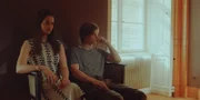 Ylva (Philine Schmölzer, l.) und Nicolas (Gustav Schmidt, r.) sind resigniert. In den Augen ihres Vaters haben sie alles falsch gemacht.