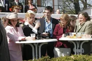 Lisa (Alexandra Neldel, 2.v.r.) genießt einen wunderschönen Tag auf der Rennbahn mit Inka (Stefanie Höner, l.), Agnes (Susanne Szell, 2.v.l.), David (Mathis Künzler, M.) und ihrem Vater (Volker Herold, r.). (Dieses Foto von Alexandra Neldel darf nur in Zusammenhang mit der Berichterstattung über die Serie "Verliebt in Berlin" veröffentlicht und verbreitet werden.)