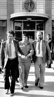 Die Officer Lynn Jorgensen (l.) und Craig Rasmussen (r.) bringen den zum Tode verurteilten Kindermörder Arthur Gary Bishop ins Staatsgefängnis von Utah. Er hat 5 Jungen entführt, sexuell missbraucht und getötet.
