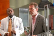 Dr. Eric Foreman (Omar Epps, l.) ist über das scheinbare Mitgefühl von  Dr. Gregory House (Hugh Laurie, r.) für die Familie seines Patienten sehr verwundert ...