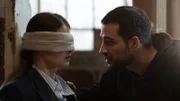Samuel (Walid Al-Atiyat, r.) wollte nicht, dass es soweit kommt und will Ylva (Philine Schmölzer, l.) helfen.