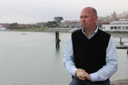 Drei Insassen gelang die Flucht von der Gefängnis-Insel und sie wurden bis heute nicht gefunden. Haben sie es wirklich geschafft, das kalte Wasser des San Francisco Bays lebend zu durchqueren? Dennis Williams, ein erfahrener Schwimmer, wagte den Test und musste erkennen, wie schwer es tatsächlich ist, ans sichere Ufer zu gelangen ...