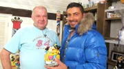 Horst (li.) kann sich nur sehr schwer von seiner geliebten Sammlung der Disney-Figuren trennen.