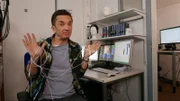 "PUR+"-Moderator Eric Mayer testet einen Lügendetektor. Kann das Gerät erkennen ob Eric lügt oder die Wahrheit sagt?