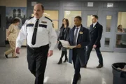 Watson (Lucy Liu, M.), Detective Bell (Jon Michael Hill, 2.v.r.) und Holmes (Jonny Lee Miller, r.) machen sich auf die Suche nach dem entflohenen Häftling. Ist er der Mörder?