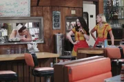 Seitdem Nash (Austin Falk, l.) in der Küche des Diners steht, schauen Max (Kat Dennings, M.) und Caroline (Beth Behrs, r.) doch gerne mal dort vorbei ...