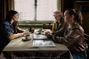 Lisa (Anna Fischer) bespricht mit Vanessa Löble (Karolina Horster) und Sara Löble (Katja Bürkle) die Beerdigungsmodalitäten für ihren toten Mann und Bruder.