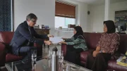 Nina übergibt dem deutschen Botschafter in Indonesien, Peter Schoof, einen Brief an Angela Merkel und eine Petition. Sie wird begleitet von ihrer Mutter.