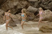 Die drei Mädchen Cleo, Emma und Rikki springen fröhlich ins Meer, um dort als Meerjungfrauen eine ausgedehnte Entdeckungstour zu unternehmen.