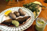 Im finnischen Ylläsjärvi wird der Süßwasserfisch Lavaret mit Kartoffeln und selbst gemachtem Tannennadelpesto zubereitet.