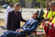 Dr. Harald Reimers (Olaf Burmeister, liegend) wird vom RTW in die Sachsenklinik gebracht. Begleitet wird der Tross von Dr. Rolf Kaminski (Udo Schenk, li.).