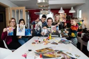 Checker Tobi (Mitte) mit Psychologin Verena (links) und den Kindern der Patchworkfamilie Schwarz.